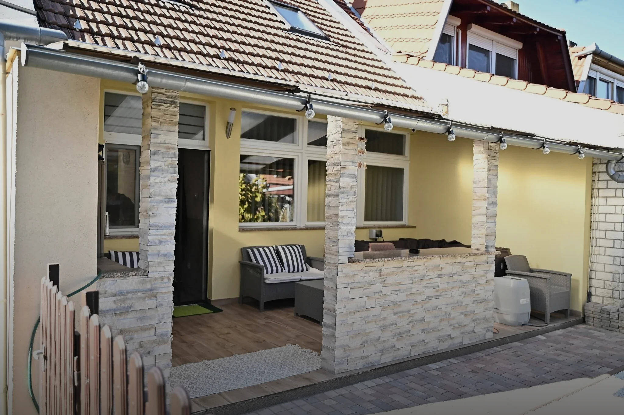 A La Palma Apartman fedett terasza kőburkolatú oszlopokkal